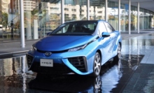 トヨタ自動車＜７２０３＞（東１・売買単位１００株）が２０１５年１月６日、燃料電池車の関連特許を全面的に公開すると発表した。７日の株価は大きく買われている。今後の株価を展望した。