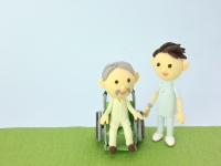 10月8日、財務省は国の財政を議論する審議会(財政制度等審議会)で、介護保険で介護サービスを提供する事業者が受け取る料金である介護報酬を来年度から大幅に引き下げることを提案した。