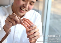 ちょっとコワイ?スマホスタンドの登場です。