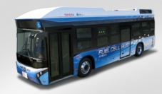 日野自動車＜７２０５＞（東１）とトヨタ自動車＜７２０３＞（東１）は８日、新しい燃料電池システムによる燃料電池バス（以下、ＦＣバス）を開発し、１月９日から豊田市内を走る路線バス「とよたおいでんバス」の営業運行向けに提供すると発表した。