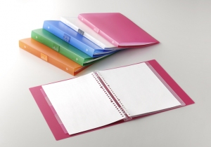 キングジムは、筆記する際にリング式とじ具が手にふれないバインダーノート、その名も『テフレーヌ』を、2月6日より発売すると発表しました。 キングジムは、筆記する際にリング式とじ具が手にふれないバインダーノート、その名も『テフレーヌ』を、2月6日より発売すると発表しました。