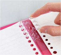 キングジムは、筆記する際にリング式とじ具が手にふれないバインダーノート、その名も『テフレーヌ』を、2月6日より発売すると発表しました。 キングジムは、筆記する際にリング式とじ具が手にふれないバインダーノート、その名も『テフレーヌ』を、2月6日より発売すると発表しました。