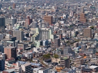 14年に円安が影響して倒産した企業の数(負債1000円以上)は345件であり、前年の130件よりも約2.7倍増えた。