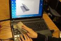 帝人と関西大学は、ポリ乳酸繊維と炭素繊維を使用した圧電ファブリックを開発した（写真：両者の発表資料より）