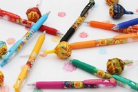 「チュッパチャプス」の香りをインクにつけたジェルボールペン『サラサクリップ×チュッパチャプス』