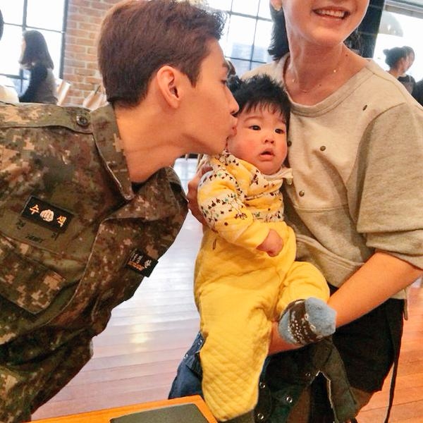 SUPER JUNIOR-Mのヘンリーが、赤ちゃんのお尻にサインしている姿を公開した。写真：ヘンリーのツイッター