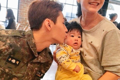 SUPER JUNIOR-Mのヘンリーが、赤ちゃんのお尻にサインしている姿を公開した。写真：ヘンリーのツイッター