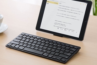 サンワダイレクトは、iPadやiPhoneでの長文入力に便利なシンプルデザインの軽量Bluetoothキーボード『Bluetoothキーボード(iPhone・iPad・パンタグラフ・小型・アイソレーション)400-SKB045』を新発売した。