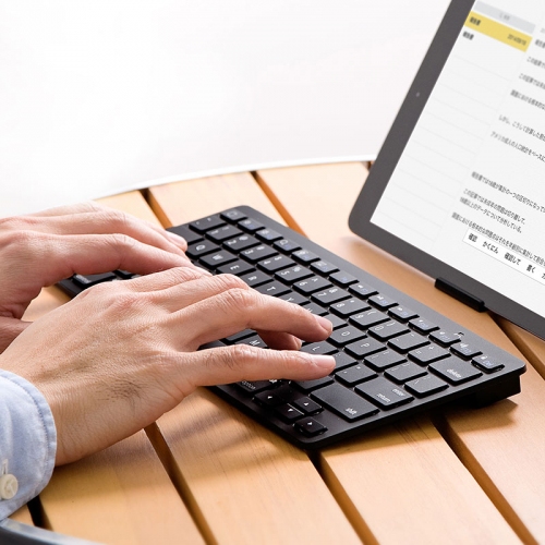 サンワダイレクトは、iPadやiPhoneでの長文入力に便利なシンプルデザインの軽量Bluetoothキーボード『Bluetoothキーボード(iPhone・iPad・パンタグラフ・小型・アイソレーション)400-SKB045』を新発売した。