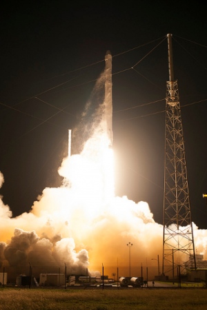 ファルコン9ロケット、ドラゴン補給船の打ち上げに成功 回収試験は失敗(Image credit: NASA) ファルコン9ロケット、ドラゴン補給船の打ち上げに成功 回収試験は失敗(Image credit: NASA)