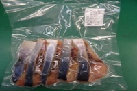 食中毒が発生し、回収対象となった「ぶりいしる漬干し80グラム」（青森県の発表資料より）