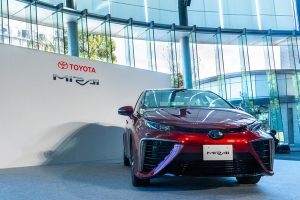 武蔵野銀行が導入するトヨタ自動車の新型燃料電池自動車(FCV)「MIRAI」（写真提供：トヨタ自動車）