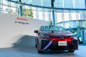 武蔵野銀行が導入するトヨタ自動車の新型燃料電池自動車(FCV)「MIRAI」（写真提供：トヨタ自動車）