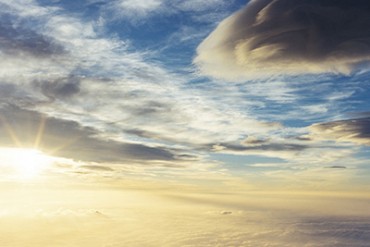 山内悠写真展 「夜明け」かぐれ表参道で開催 - 富士山の山小屋から撮影された地球と宇宙の境界線