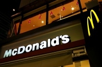 マクドナルドが状況を打破するためには、何よりもまず顧客の信頼を回復するような抜本的な施策が必要となるだろう