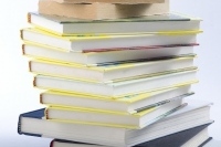 書店の減少が深刻化している。1999年時点では全国約22200店あった書店は2014年時点では約13700店まで減少した。15年間で8500店が閉店、現在も全国で1日あたり1店舗が閉店している状況だ。新刊書籍を扱う書店がゼロになってしまった自治体は332市町村に上り、全国自治体の20%にもなっている。