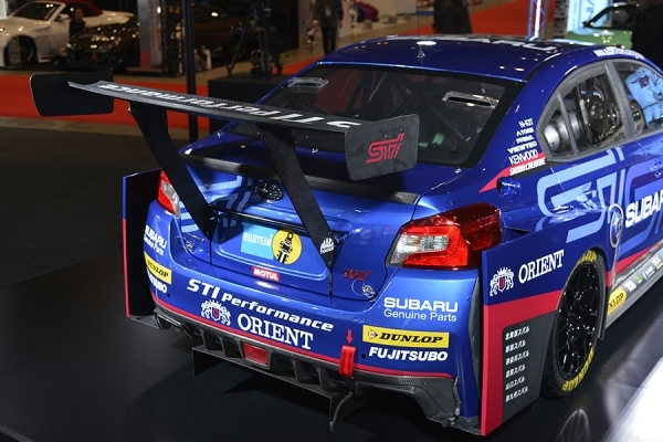 ニュルブルクリンク24時間耐久レースに出場する「SUBARU WRX STI NBR Challenge 2015」（写真提供：富士重工業）