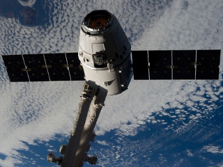 ドラゴン補給船運用5号機、国際宇宙ステーションに到着（Image credit: NASA）