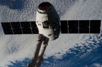 ドラゴン補給船運用5号機、国際宇宙ステーションに到着（Image credit: NASA）