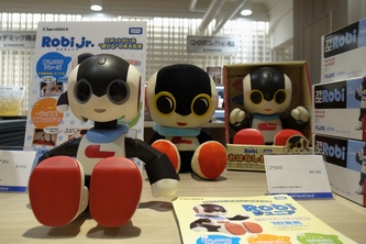 日本橋三越本店本館 7階の複合型コンセプトショップ「Hajimarino cafe」で、「デアゴスティーニ 作る楽しみ・集める楽しみ・ことはじめ」と題した趣味の世界を展示とワークショップなどで楽しめるイベントが20日まで開催中だ。写真は、会場の展示物（写真提供：デアゴスティーニ）