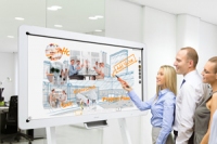 「リコー インタラクティブ ホワイトボード D5510」 の活用イメージ(リコーの発表資料より) 「リコー インタラクティブ ホワイトボード D5510」 の活用イメージ(リコーの発表資料より)