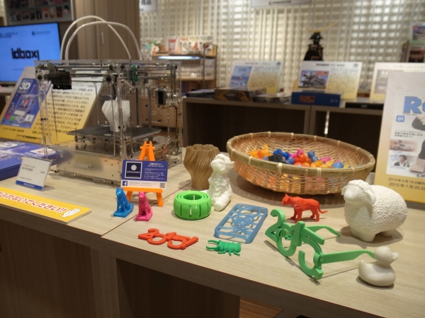 日本橋三越本店本館 7階の複合型コンセプトショップ「Hajimarino cafe」で、「デアゴスティーニ 作る楽しみ・集める楽しみ・ことはじめ」と題した趣味の世界を展示とワークショップなどで楽しめるイベントが20日まで開催中だ。写真は、会場の展示物（写真提供：デアゴスティーニ）