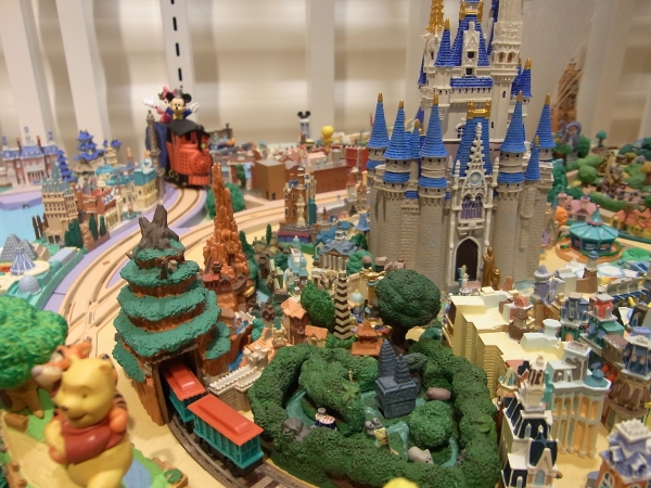 日本橋三越本店本館 7階の複合型コンセプトショップ「Hajimarino cafe」で、「デアゴスティーニ 作る楽しみ・集める楽しみ・ことはじめ」と題した趣味の世界を展示とワークショップなどで楽しめるイベントが20日まで開催中だ。写真は、会場の展示物（写真提供：デアゴスティーニ）