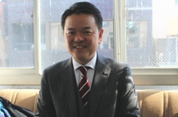 ２０１５年１月１日付で取締役管理部長から代表取締役社長に就任、関係先訪問の途中、日本インタビュ新聞社で、「私たちの保育施設は２４時間３６５日運営する救急病院の事業所内保育からスタート。