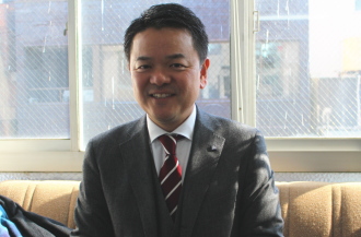 ２０１５年１月１日付で取締役管理部長から代表取締役社長に就任、関係先訪問の途中、日本インタビュ新聞社で、「私たちの保育施設は２４時間３６５日運営する救急病院の事業所内保育からスタート。