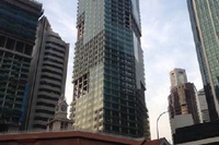 三菱地所は、シンガポールでのオフィス開発事業「CapitaGreen」のオフィスビルを完成させ、テナントの入居を開始した。写真：同社が公開したビルの外観写真