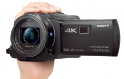 ソニーは、現行機比で体積約30%、質量約20%の小型・軽量化を実現したデジタル4Kビデオカメラレコーダー ハンディカム「FDR-AXP35」「FDR-AX30」を2月20日に発売する。写真は、「FDR-AXP35」(写真提供:ソニー) ソニーは、現行機比で体積約30%、質量約20%の小型・軽量化を実現したデジタル4Kビデオカメラレコーダー ハンディカム「FDR-AXP35」「FDR-AX30」を2月20日に発売する。写真は、「FDR-AXP35」(写真提供:ソニー)