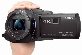 ソニーは、現行機比で体積約30%、質量約20%の小型・軽量化を実現したデジタル4Kビデオカメラレコーダー ハンディカム「FDR-AXP35」「FDR-AX30」を2月20日に発売する。写真は、「FDR-AXP35」（写真提供：ソニー）