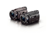 ソニーは、現行機比で体積約30%、質量約20%の小型・軽量化を実現したデジタル4Kビデオカメラレコーダー ハンディカム「FDR-AXP35」「FDR-AX30」を2月20日に発売する。写真は、「FDR-AXP35」(写真提供:ソニー) ソニーは、現行機比で体積約30%、質量約20%の小型・軽量化を実現したデジタル4Kビデオカメラレコーダー ハンディカム「FDR-AXP35」「FDR-AX30」を2月20日に発売する。写真は、「FDR-AXP35」(写真提供:ソニー)
