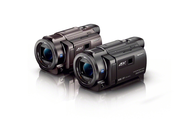 ソニーは、現行機比で体積約30%、質量約20%の小型・軽量化を実現したデジタル4Kビデオカメラレコーダー ハンディカム「FDR-AXP35」「FDR-AX30」を2月20日に発売する。写真は、「FDR-AXP35」（写真提供：ソニー）