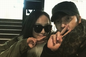 SUPER JUNIORのドンヘが、f(x)ビクトリアとのツーショット写真を公開した。