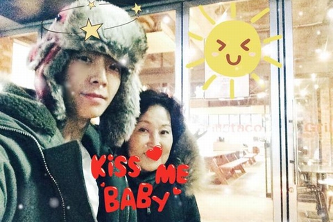 SUPER JUNIORのドンヘが母親とのツーショット写真を公開した。写真：ドンヘのツイッター