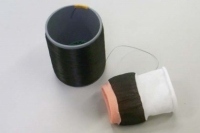 軽量で安全、かつ洗濯耐久性に優れた有機導電性繊維 (左)とニット素材(グンゼの発表資料より)