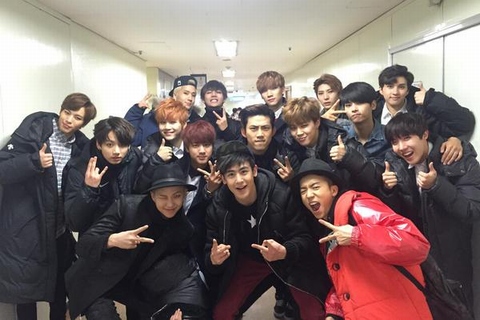 2PMのテギョンが後輩アーティストらとの団体ショットを公開した。写真：テギョンのツイッター