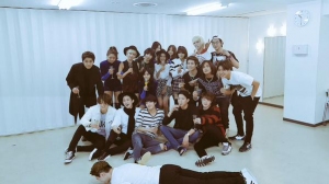 CNBLUEのチョン・ヨンファが、大阪公演の記念ショットを公開した。写真:ヨンファのツイッター CNBLUEのチョン・ヨンファが、大阪公演の記念ショットを公開した。写真:ヨンファのツイッター