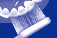 「システマ アーチフィット ハブラシ」で磨いているイメージ