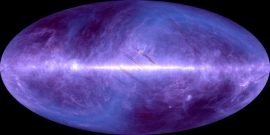 「あかり」の観測した全天の遠赤外線画像。青：90マイクロメートル、赤：140マイクロメートルの2色合成で示す。中央に水平に伸びるのが天の川。銀河系の中心領域を画像の中心にした360°の範囲を示す。Sの字状に薄く見えるのは、太陽系内の塵による光（東京大学などの発表資料より）
