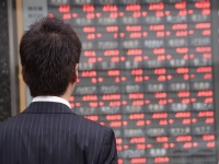 昨年10月は日銀の突然の追加緩和。今週、スイス国立銀行は突然の通貨政策変更。中央銀行の突然の決定で世界のマーケットは泡を吹く。