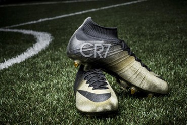 ナイキがロナウドに贈ったダイヤつきのシューズ「マーキュリアル CR7 レアゴールド」
