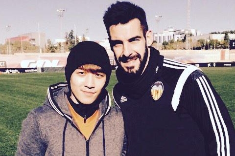 BIGBANGのV.Iがスペインのサッカー選手アルバロ・ネグレド選手とのツーショット写真を公開した。写真：V.Iのツイッター