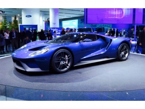 米フォード、久々の注目モデル。これがハイブリッドや電気式四駆じゃないミッドシップ後輪駆動というところがいい。個人的には1992年のサンダーバード以来の気になるフォード車だ 米フォード、久々の注目モデル。これがハイブリッドや電気式四駆じゃないミッドシップ後輪駆動というところがいい。個人的には1992年のサンダーバード以来の気になるフォード車だ