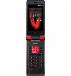 国内通信事業者では初となる4G LTEに対応したAndroid 4.4搭載のauケータイ「AQUOS K」（写真提供：KDDI）