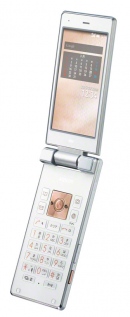 国内通信事業者では初となる4G LTEに対応したAndroid 4.4搭載のauケータイ「AQUOS K」（写真提供：KDDI）