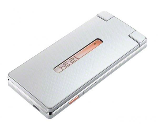 国内通信事業者では初となる4G LTEに対応したAndroid 4.4搭載のauケータイ「AQUOS K」（写真提供：KDDI）