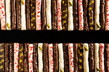 モンシェールの華やかなバレンタイン限定スイーツ - マカロンがのった堂島ロールなど