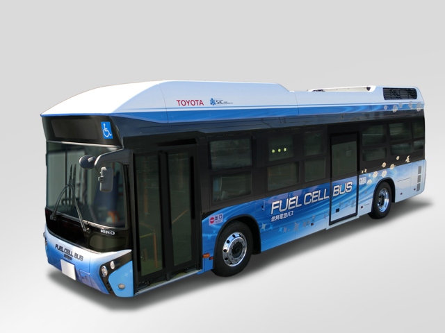日野のノンステップ・ハイブリッド・バスをベースに開発した「FCバス」だ。定員は77名(座席26+立席50+運転士1)。